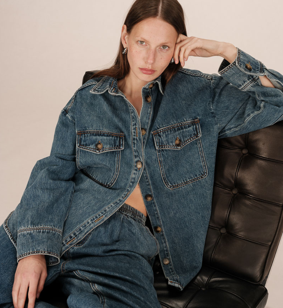 Femme en tenue denim