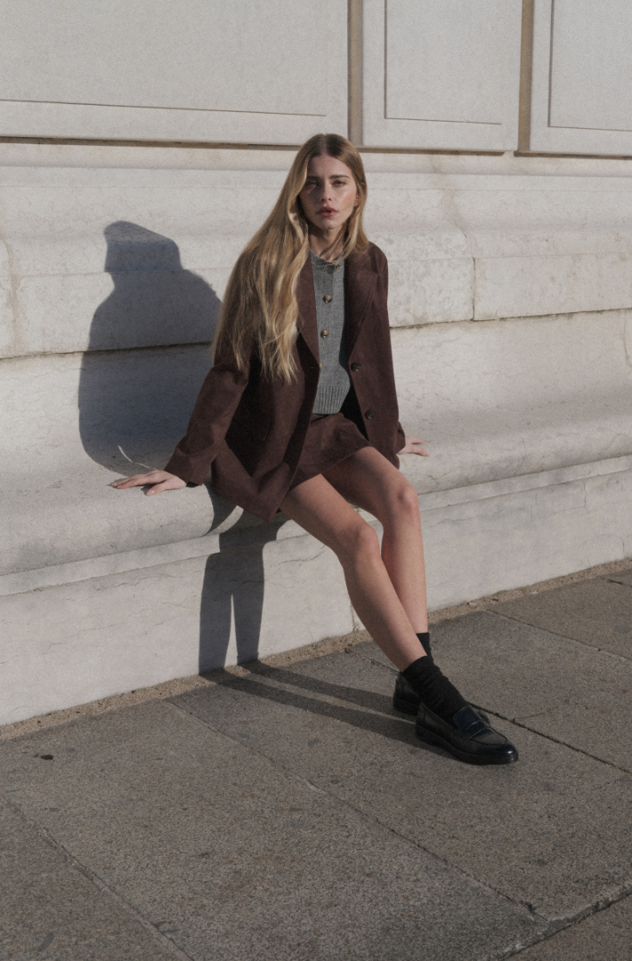 Femme en veste beige